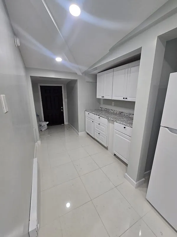 3 bed, 1.0 bath, 704 sqft, $1,900 — Photo 4