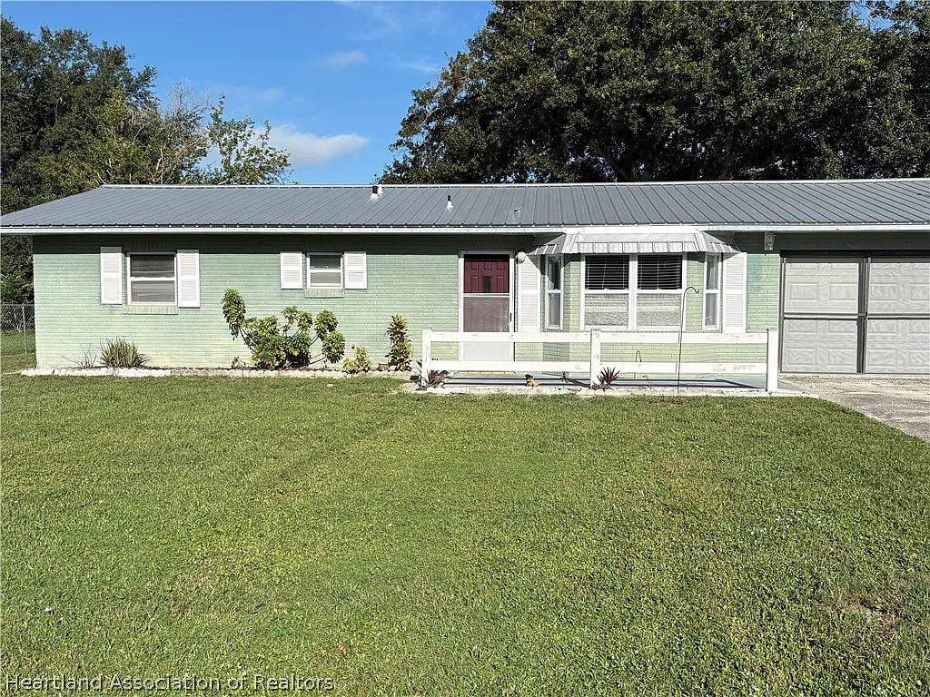 3 bed, 2.0 bath, 1052 sqft, $1,600 — Photo 1