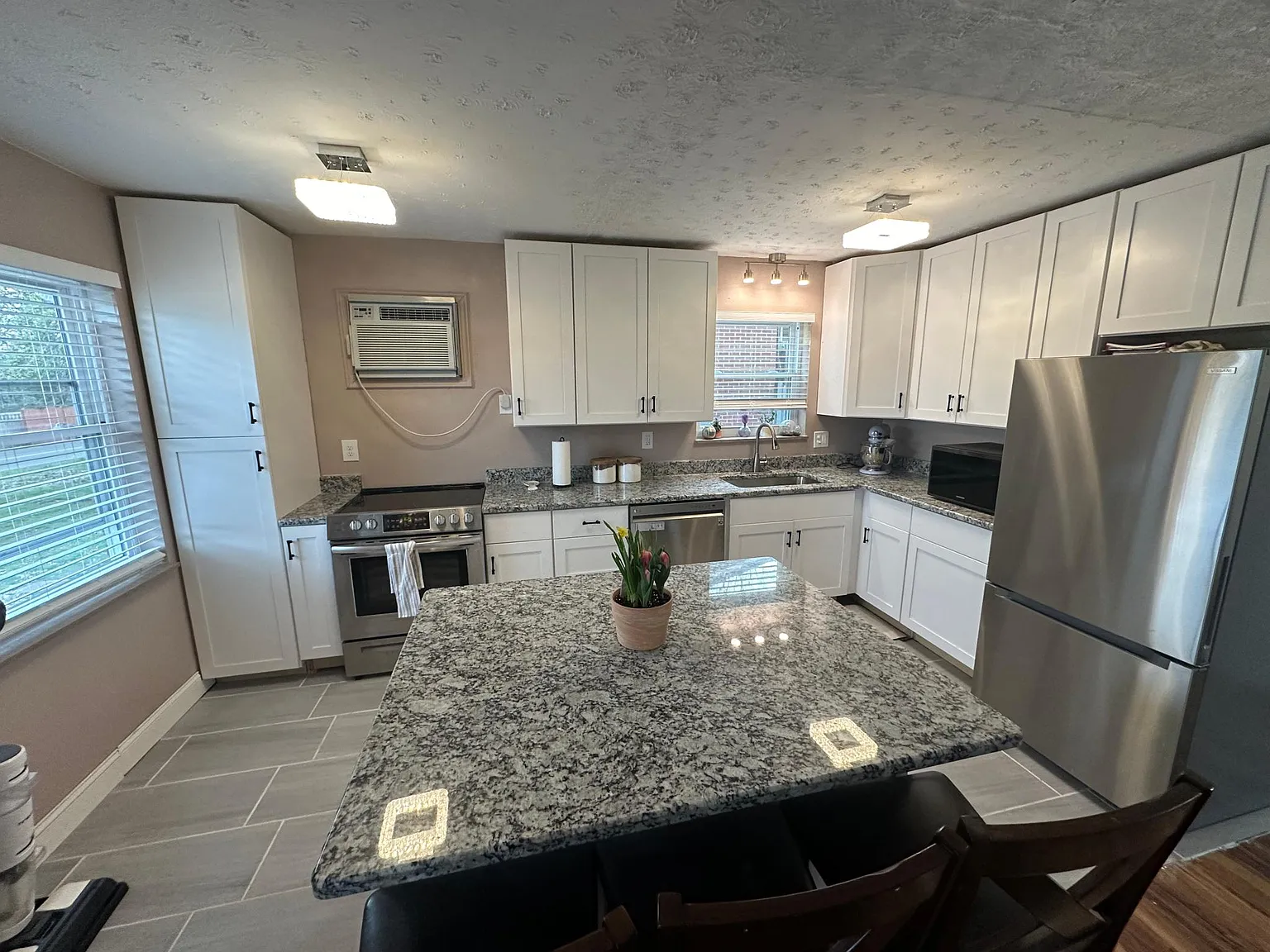 2 bed, 800 sqft, $1,600 — Photo 2