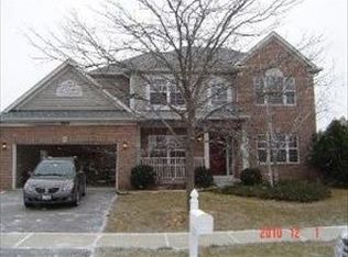 555 Brookhaven Cir, Sugar Grove, IL 60554