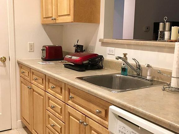 4th image of 8 Walnut St Unit 211