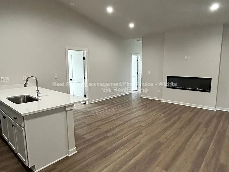 138 N Gowen St — Photo 31