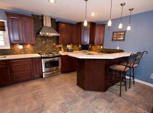 126 Ridgewood Dr, Hopkins, MN 55343