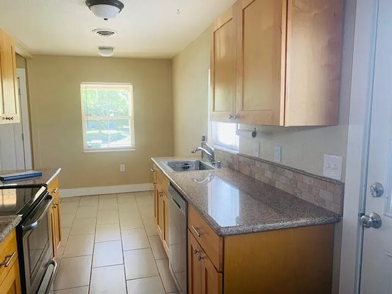 1121 Alton St — Photo 10
