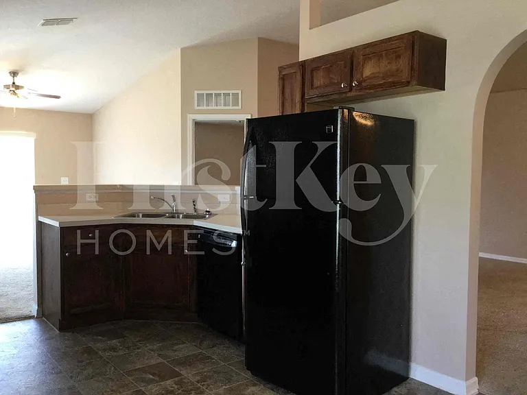 425 Hammerstone Ave — Photo 11