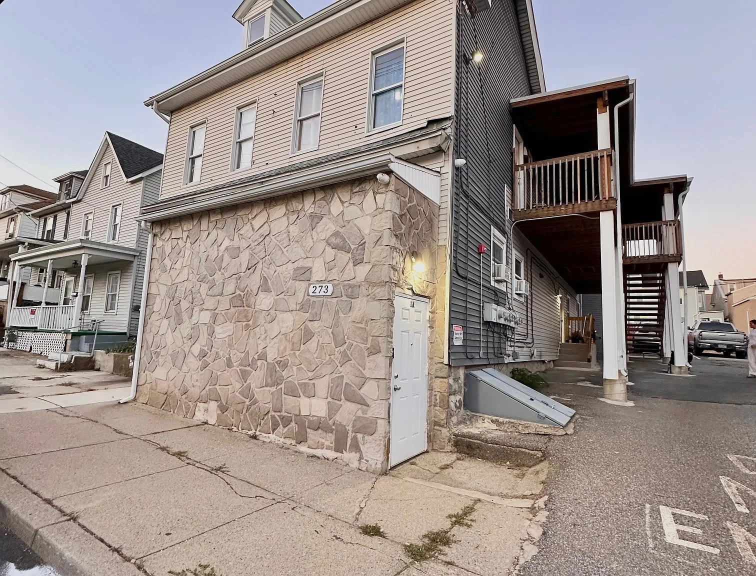 2 bed, 750 sqft, $1,600 — Photo 1