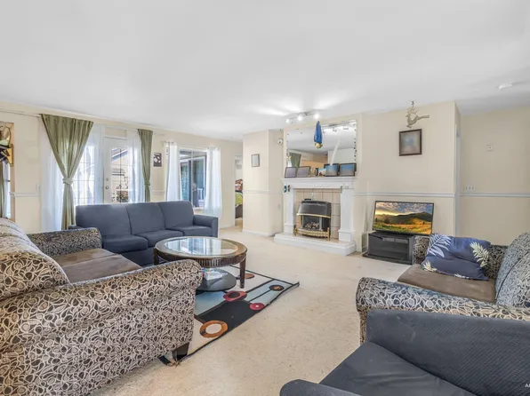 13725 72a Ave #201, Surrey, BC V3W 0S4