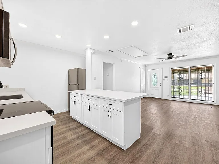 9211 Clearway Dr — Photo 15