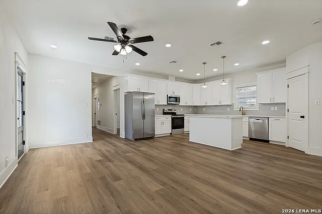 3 bed, 2.0 bath, 1600 sqft, $2,400 — Photo 3