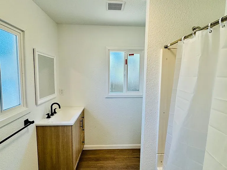 2418 Blossom St — Photo 5
