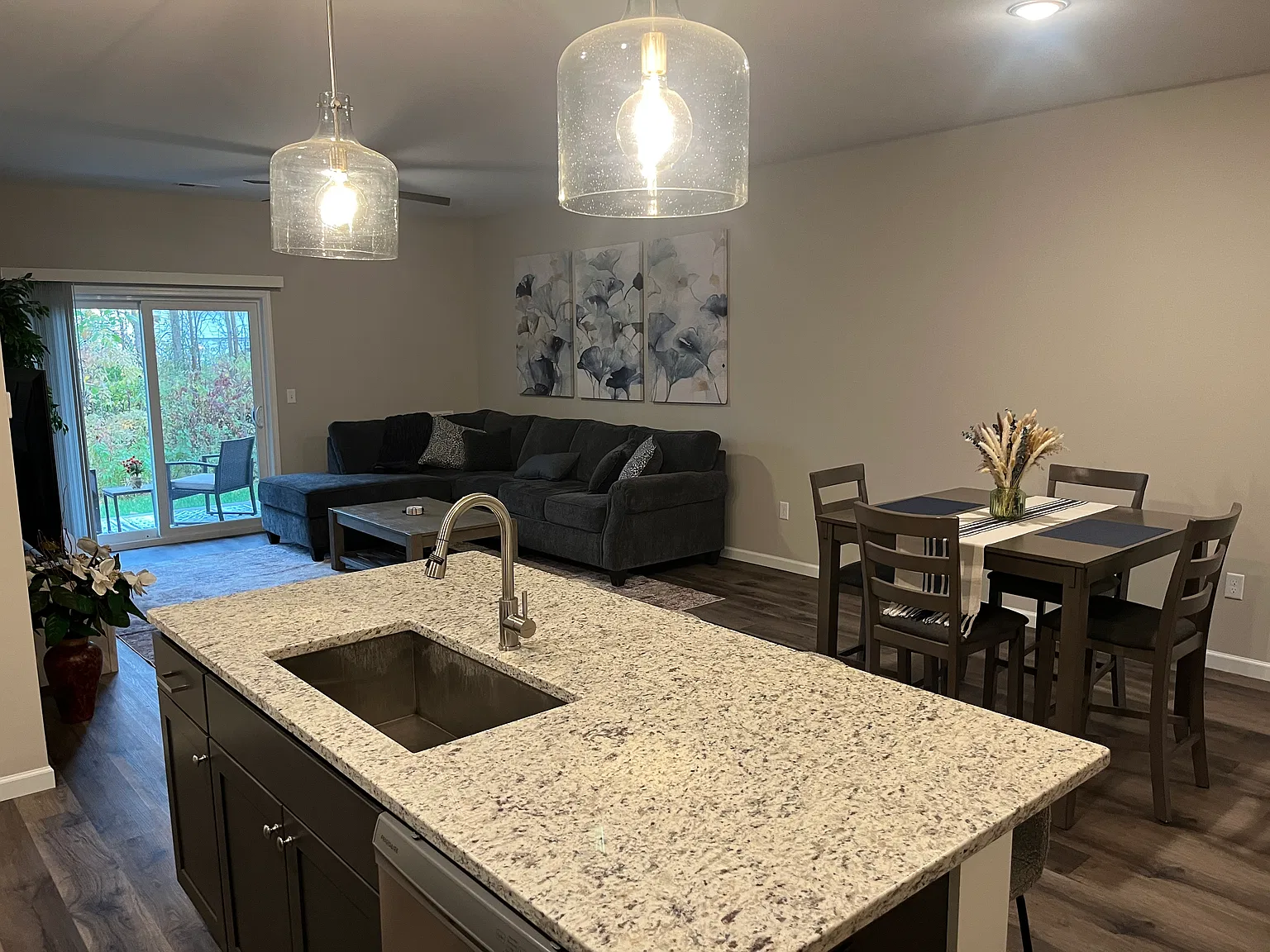 2 bed, 1285 sqft, $2,500 — Photo 4