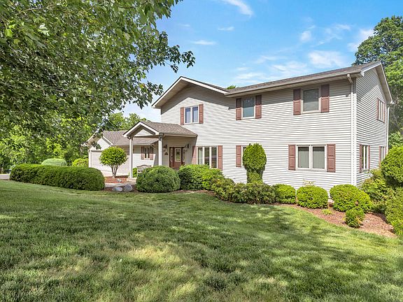 2nd image of 213 Sun Hill Cir