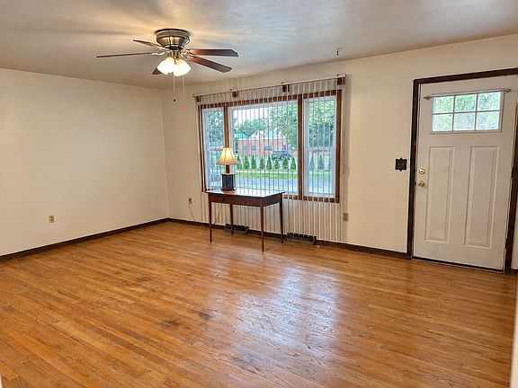 3rd image of 939 E 7th St