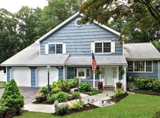 28 McNair Dr, Mahopac, NY 10541