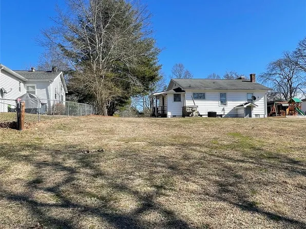 129 Crisp Ln #1, Hendersonville, NC 28739