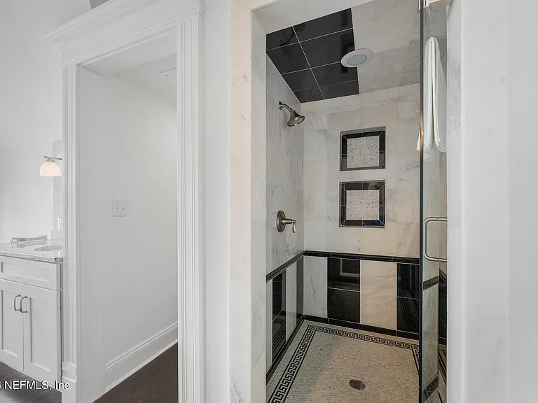 289 N Roscoe Blvd — Photo 40