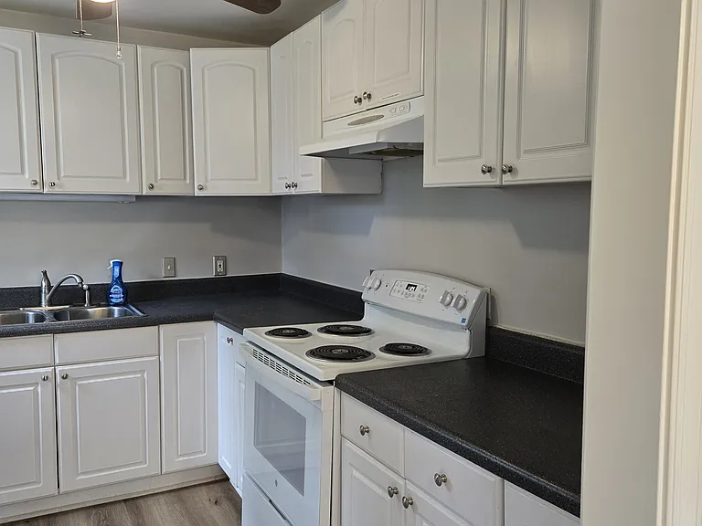 1115 Stewart Dr — Photo 5