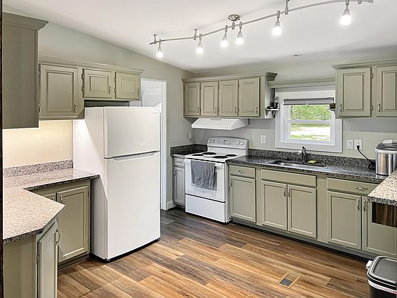3rd image of 259 Gaines Cir