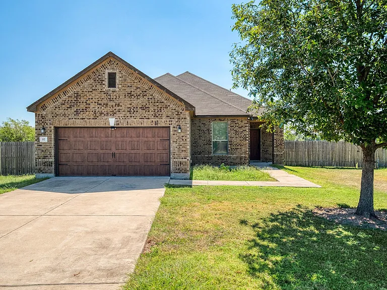 117 Brittany Ln — Photo 1