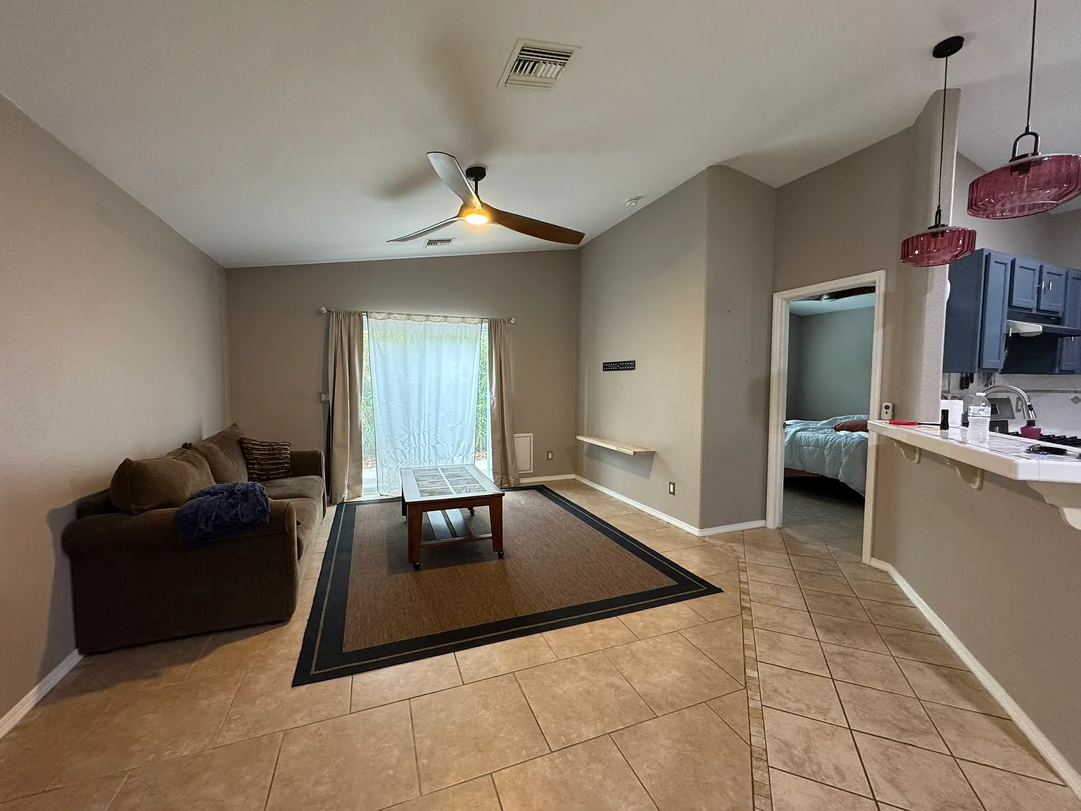 3 bed, 1008 sqft, $1,800 — Photo 4