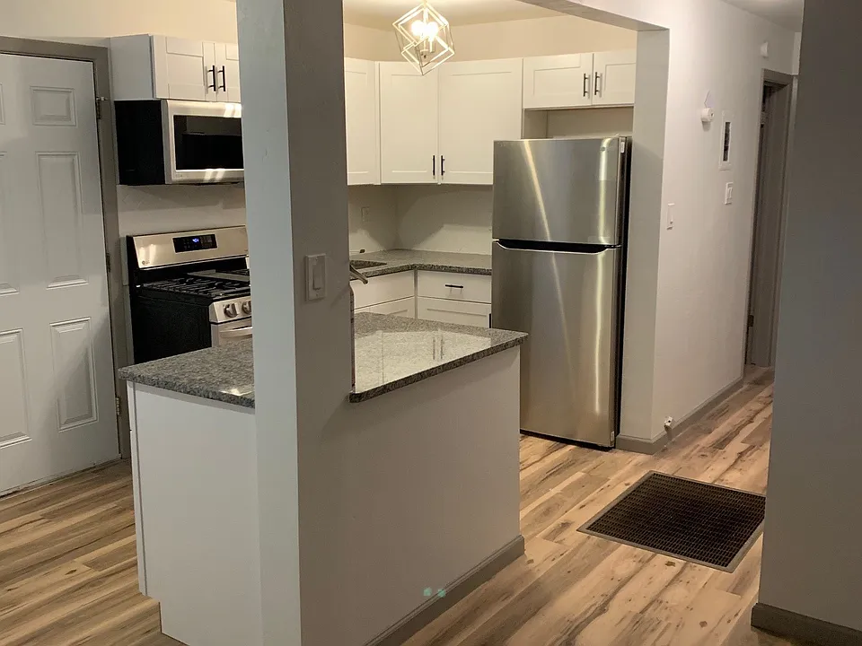 Modern 1 Bedroom Near UNM with Private Yard & Washer Dryer