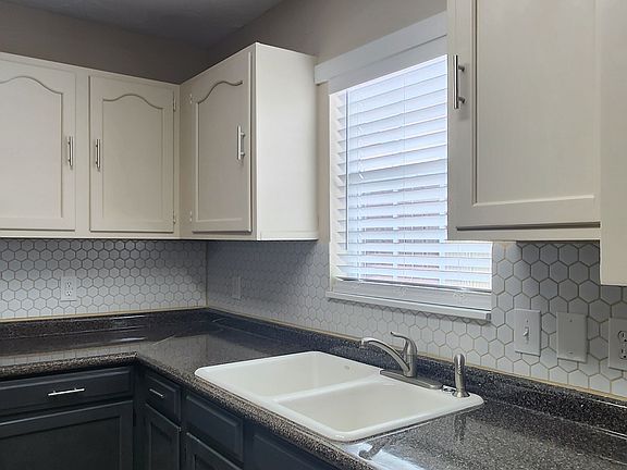 5th image of 1009 6th St