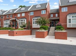 8 W Pine Ct, Saint Louis, MO 63108