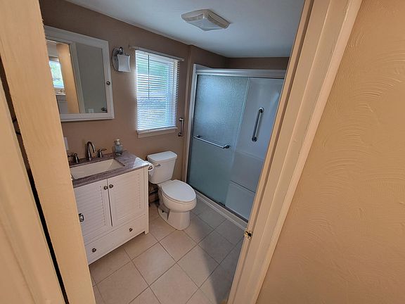 4th image of 809 Painter St