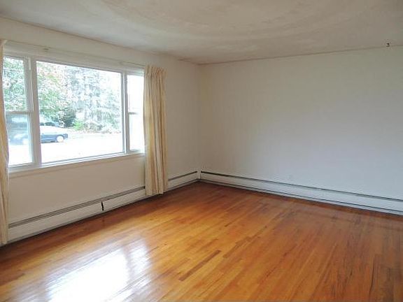 3rd image of 916 Imperial Woods Dr