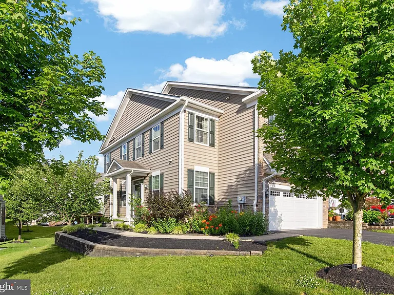 271 Fairfield Cir W — Photo 3