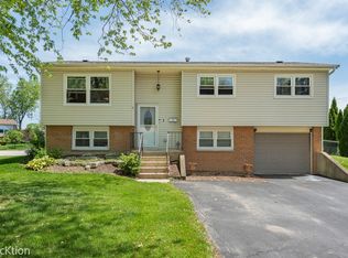 1 Highland Ct, Woodridge, IL