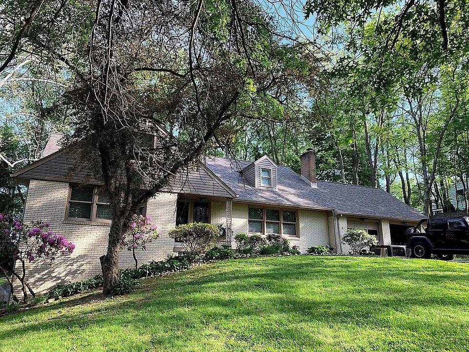 2nd image of 136 Robinhood Ln