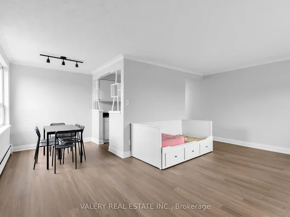 12 Westgate Blvd #5, Toronto, ON M3H 1N6