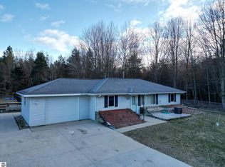 10053 E Broomfield Rd, Shepherd, MI 48883