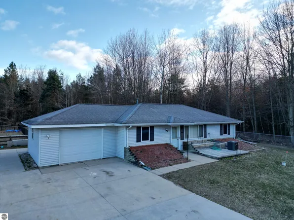 10053 E Broomfield Rd, Shepherd, MI 48883