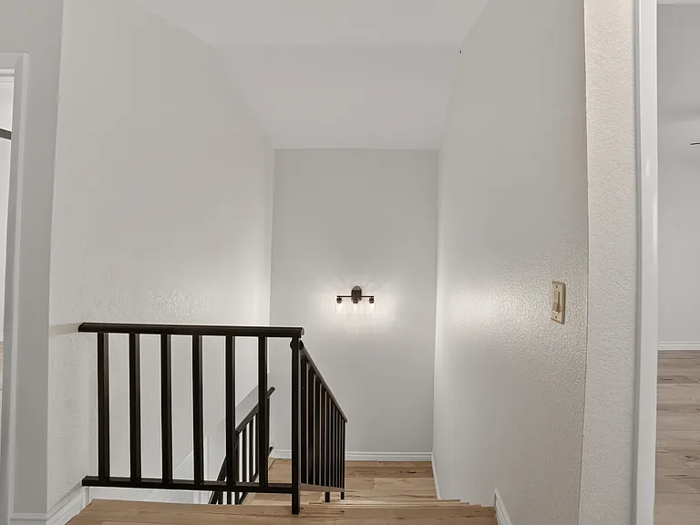 655 W Ontario Ave — Photo 53