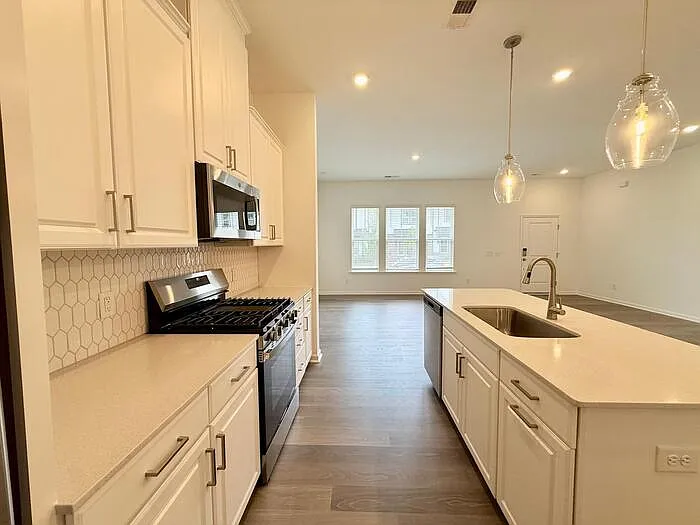 3 bed, 2.5 bath, 2001 sqft, $2,400 — Photo 4