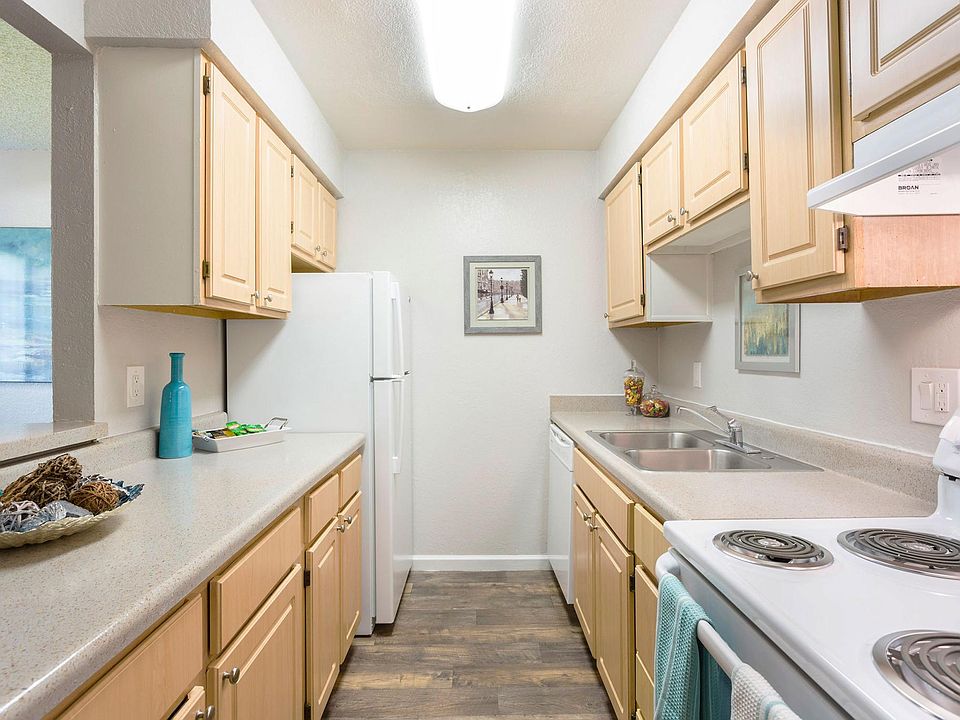 Full Kitchen (cabinets & appliances may vary)