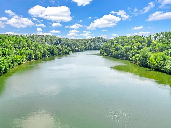 3rd image of 19 Springsteen Cir