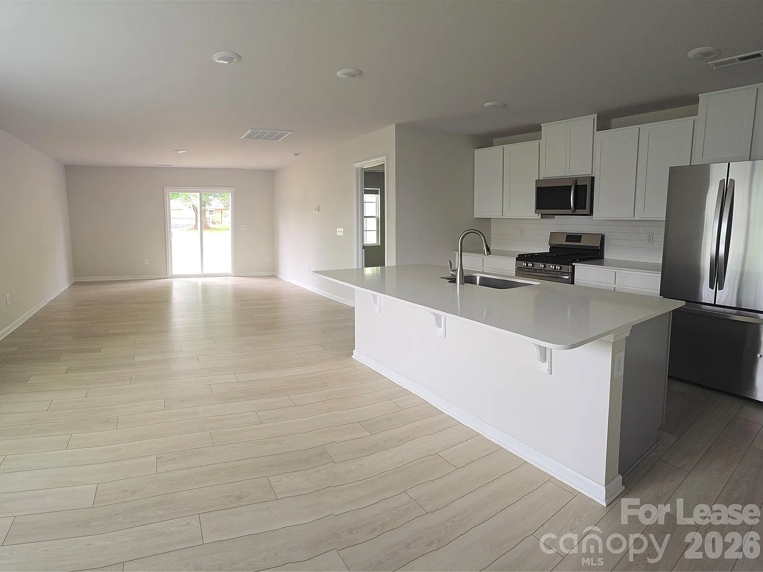 5 bed, 2.5 bath, 2360 sqft, $2,195 — Photo 2