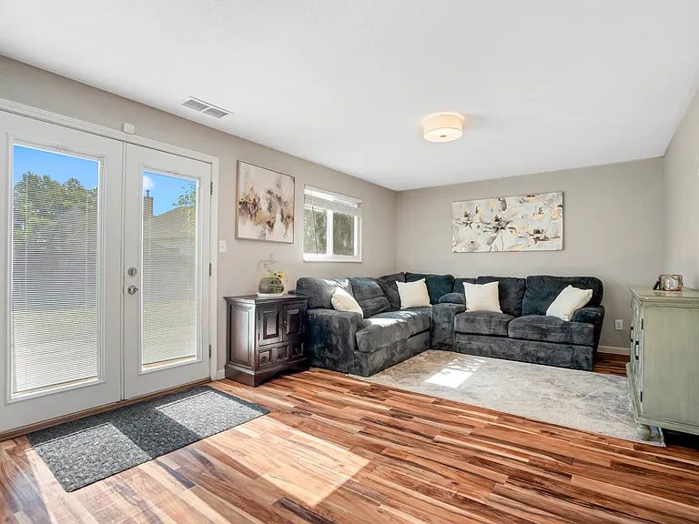 2625 Plymouth Dr — Photo 2