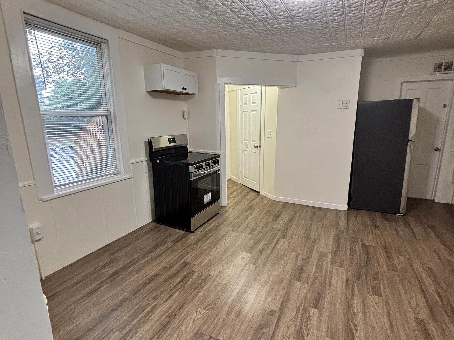 1 bed, 1.0 bath, 3772 sqft, $1,195 — Photo 2