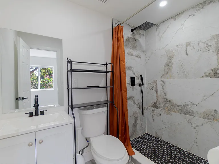 113 SE 8th Ave — Photo 11