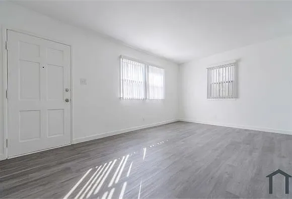 1127 W 111th St — Photo 5