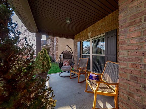 4th image of 664 Richards Dr