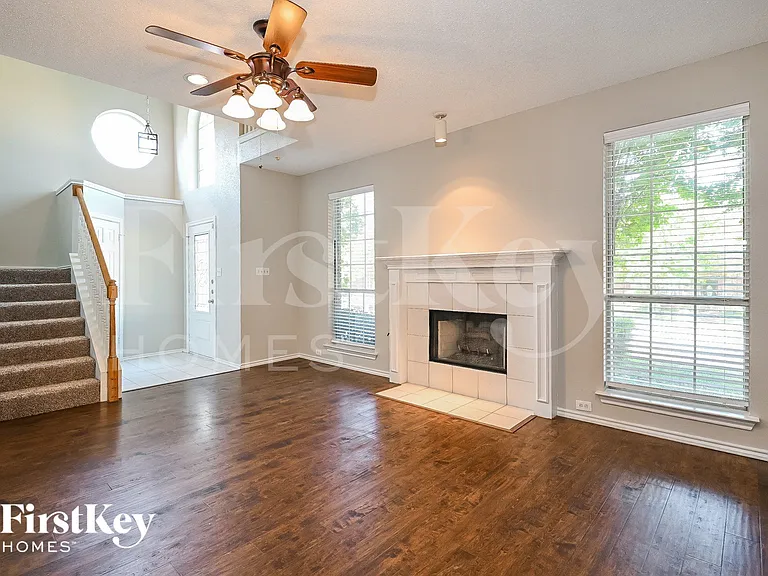 2210 Meadowstone Dr — Photo 2