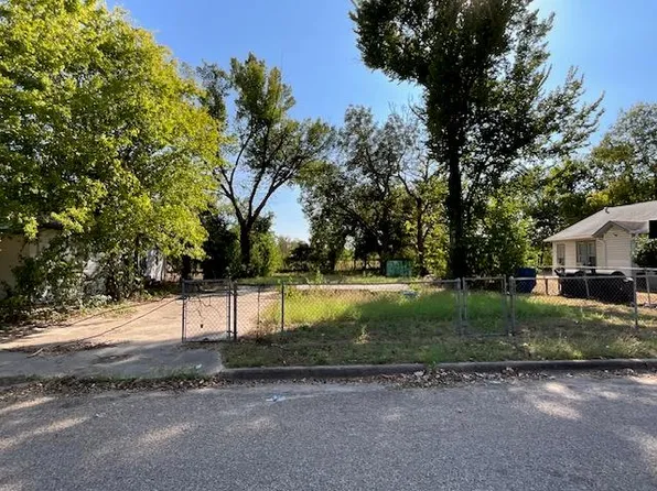 1005 W 8th St, Cameron, TX 76520