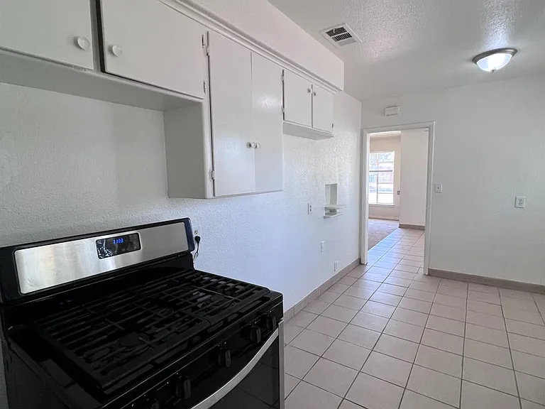 2905 E Lamona Ave — Photo 11