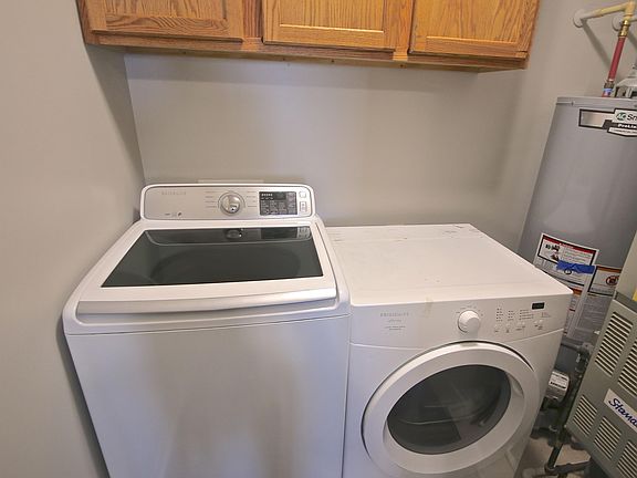3rd image of 876 E Meadowlands Dr