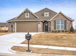 2402 W Little Rock Ct S, Broken Arrow, OK 74014
